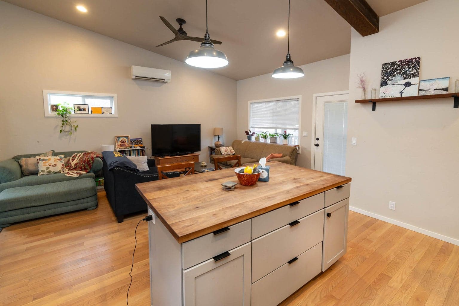 Photo of 566 NE Lafayette Avenue 7 of 31