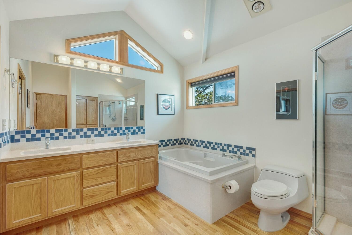 Spacious primary bathroom w/vaulted ceilings