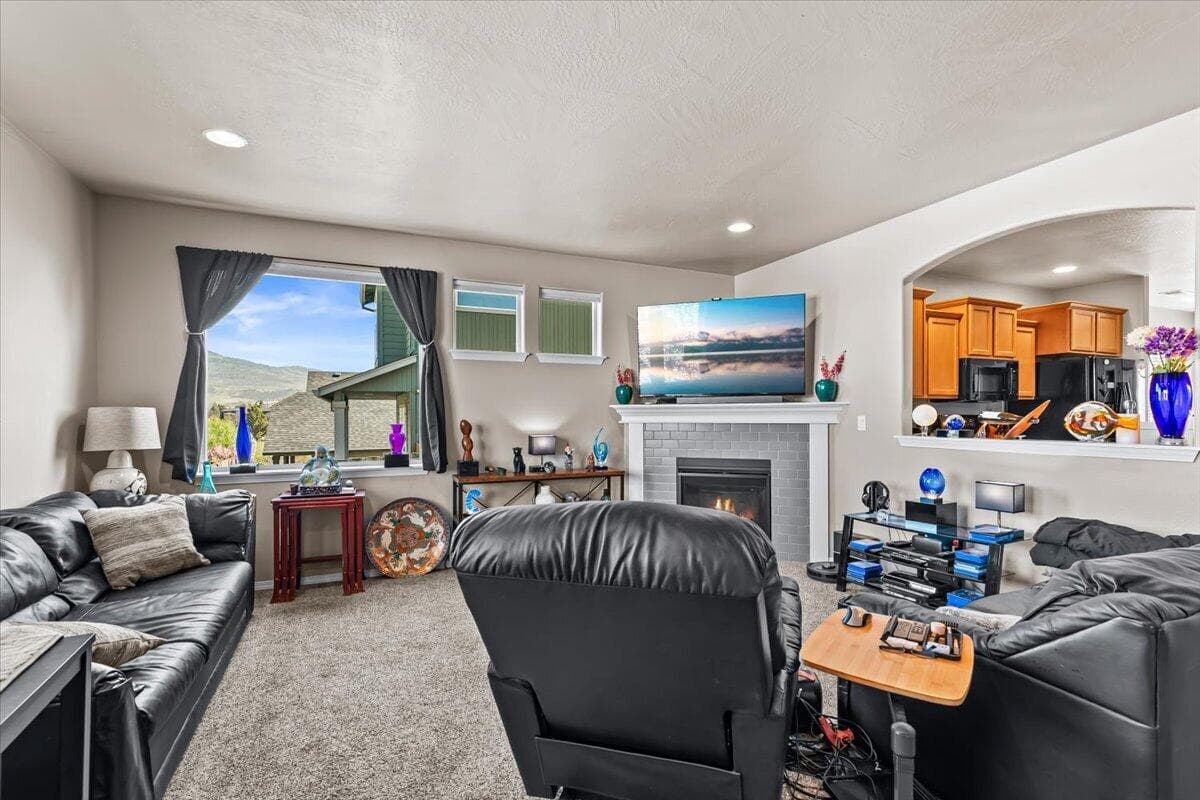 Photo of 2264 College 3 of 31