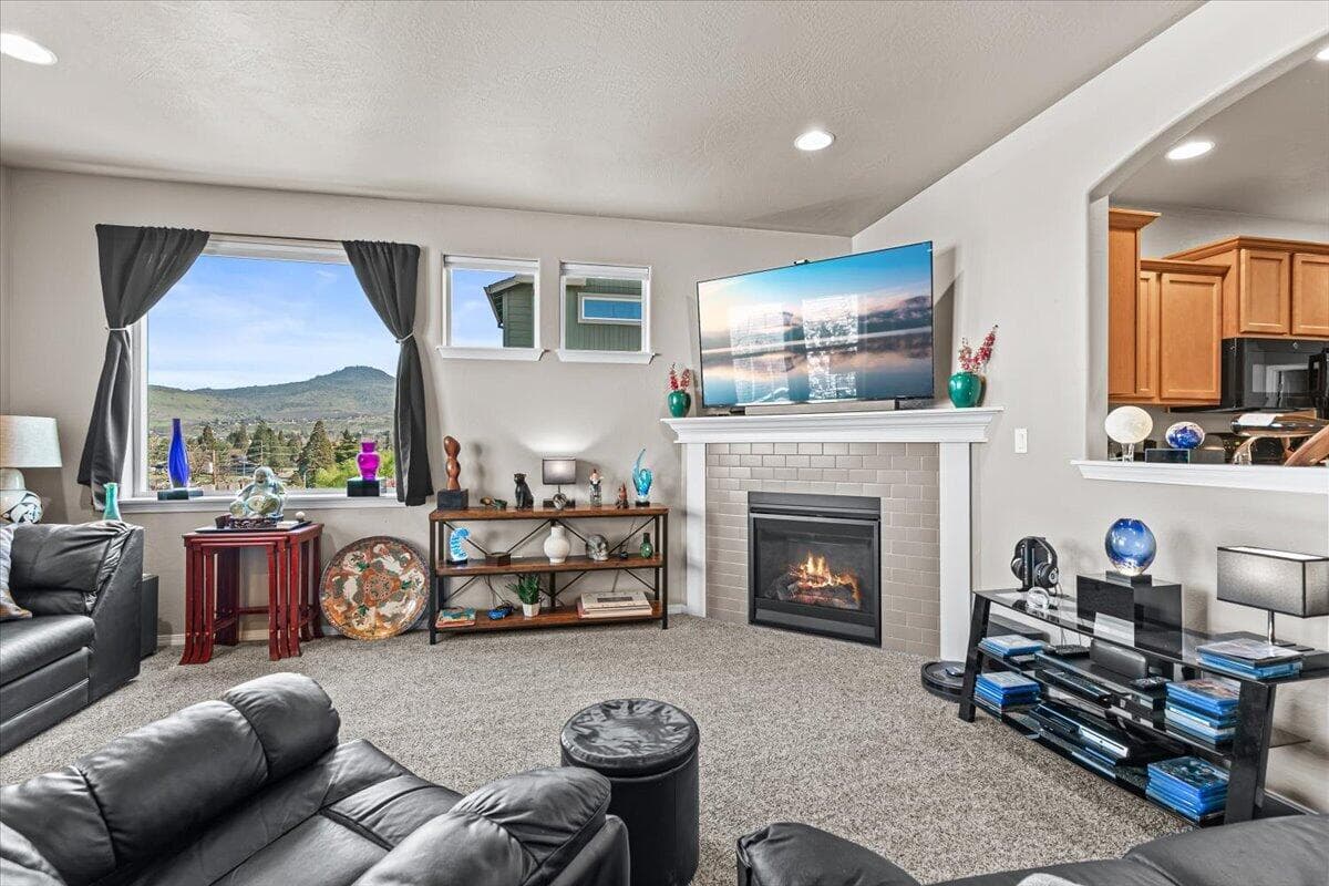 Photo of 2264 College 4 of 31