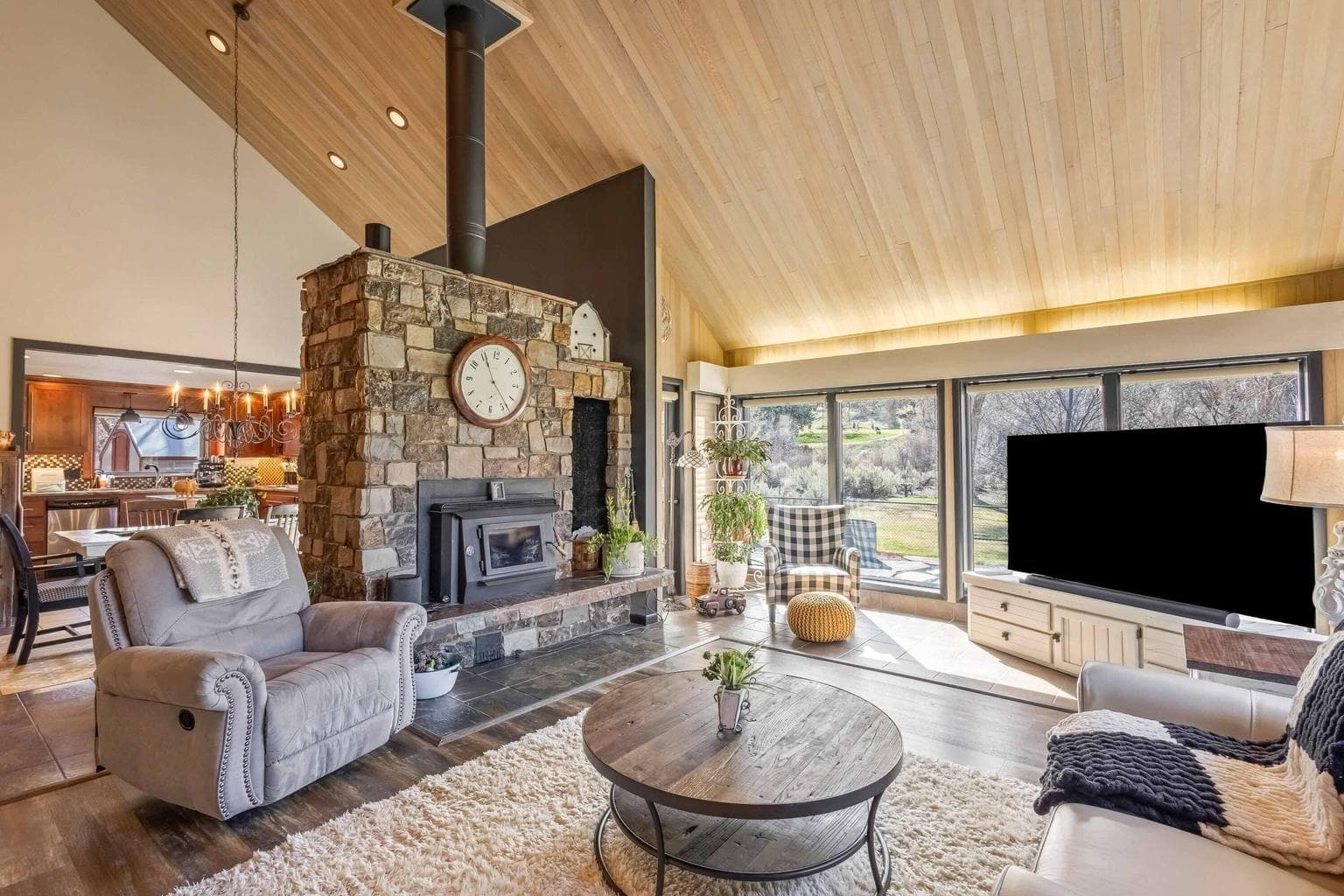 Photo of 101 NE Marmot Lane 11 of 47