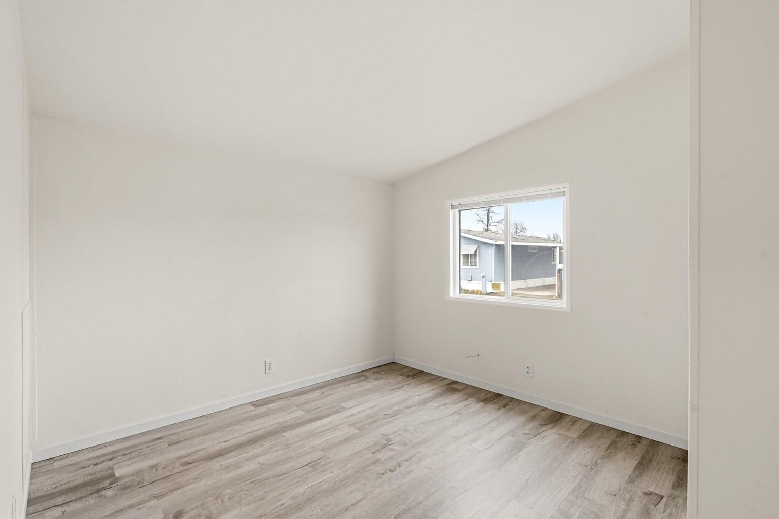 Photo of 1570 Peach 4 of 14