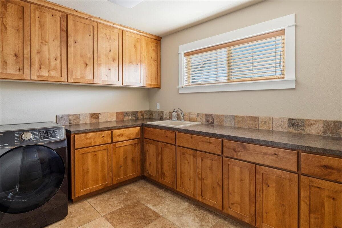 Laundry room w/heated floors