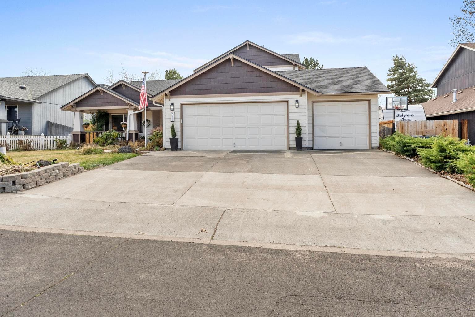 Photo of 858 Poplar 2 of 32