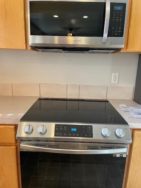 Kitchen Range and Microwave