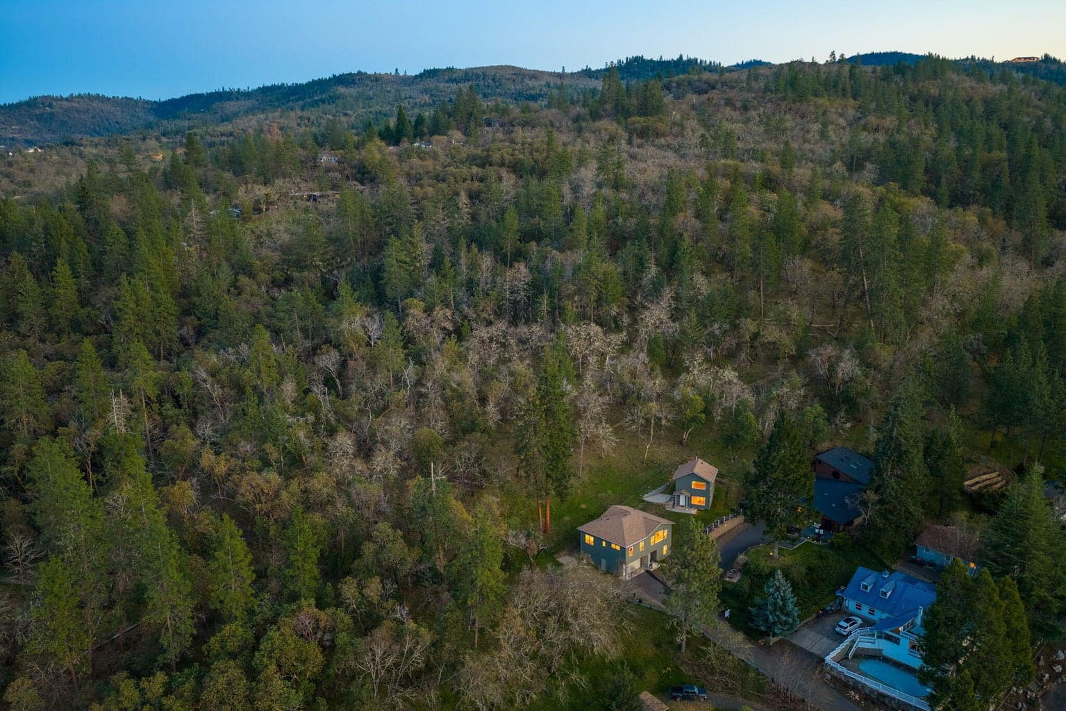 The property has direct access to the Jacksonville Woodlands trail system.