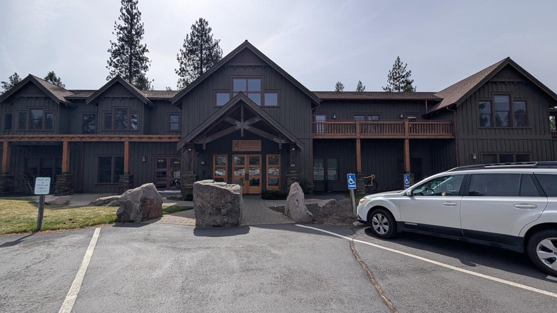 This condo is 0.3 miles to the Sisters Athletic Club
