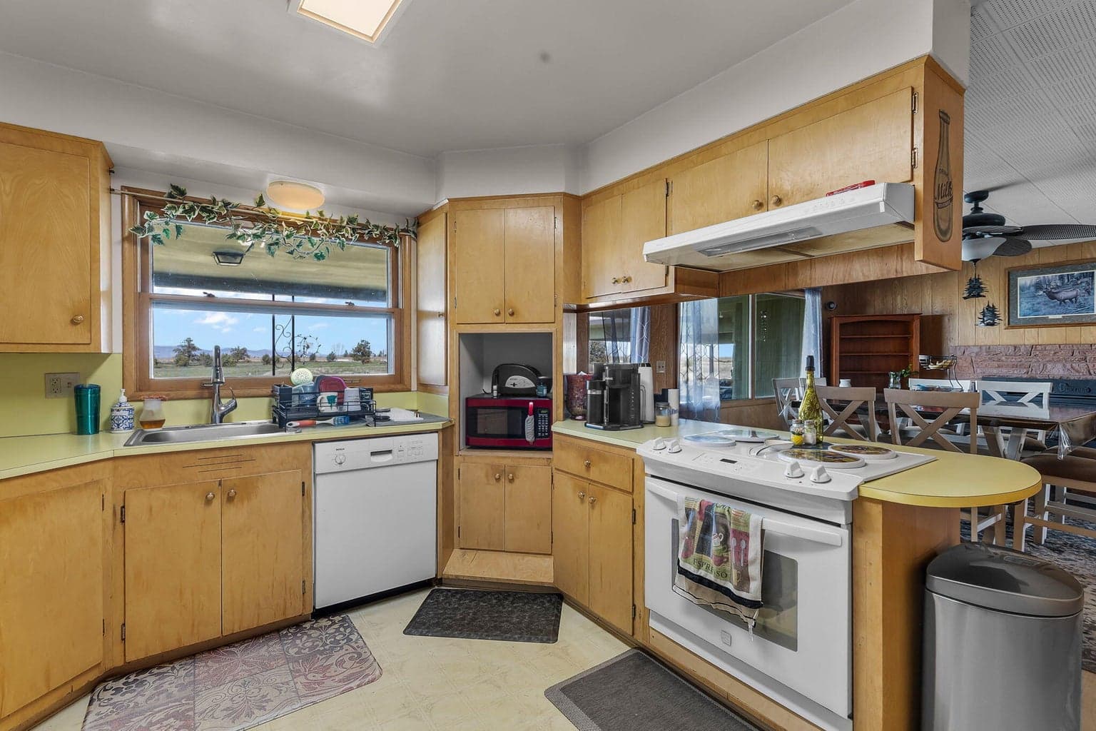 Photo of 2250 NW Elm Lane 6 of 43