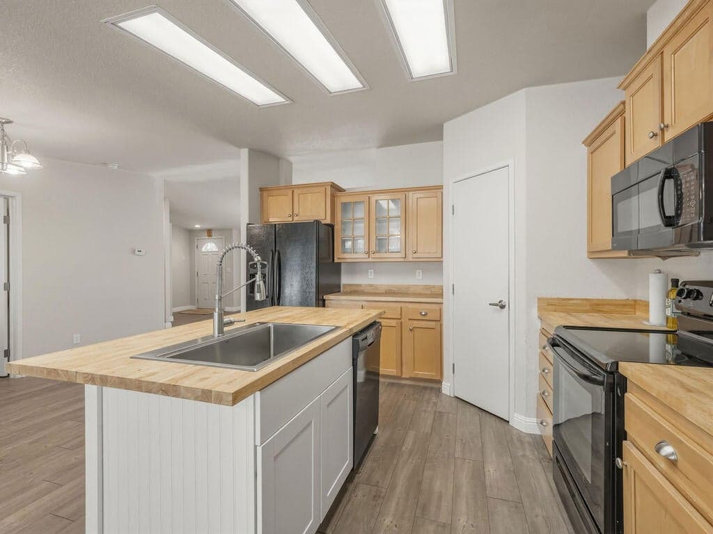 Photo of 15531 Green Wing 3 of 27