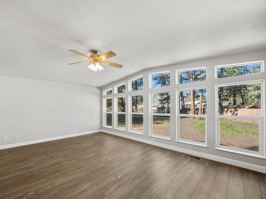 Photo of 15531 Green Wing 5 of 27
