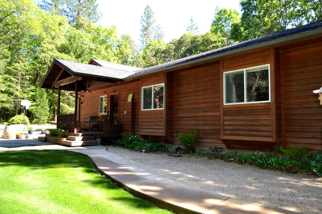 Photo of 737 Pinecrest 3 of 59