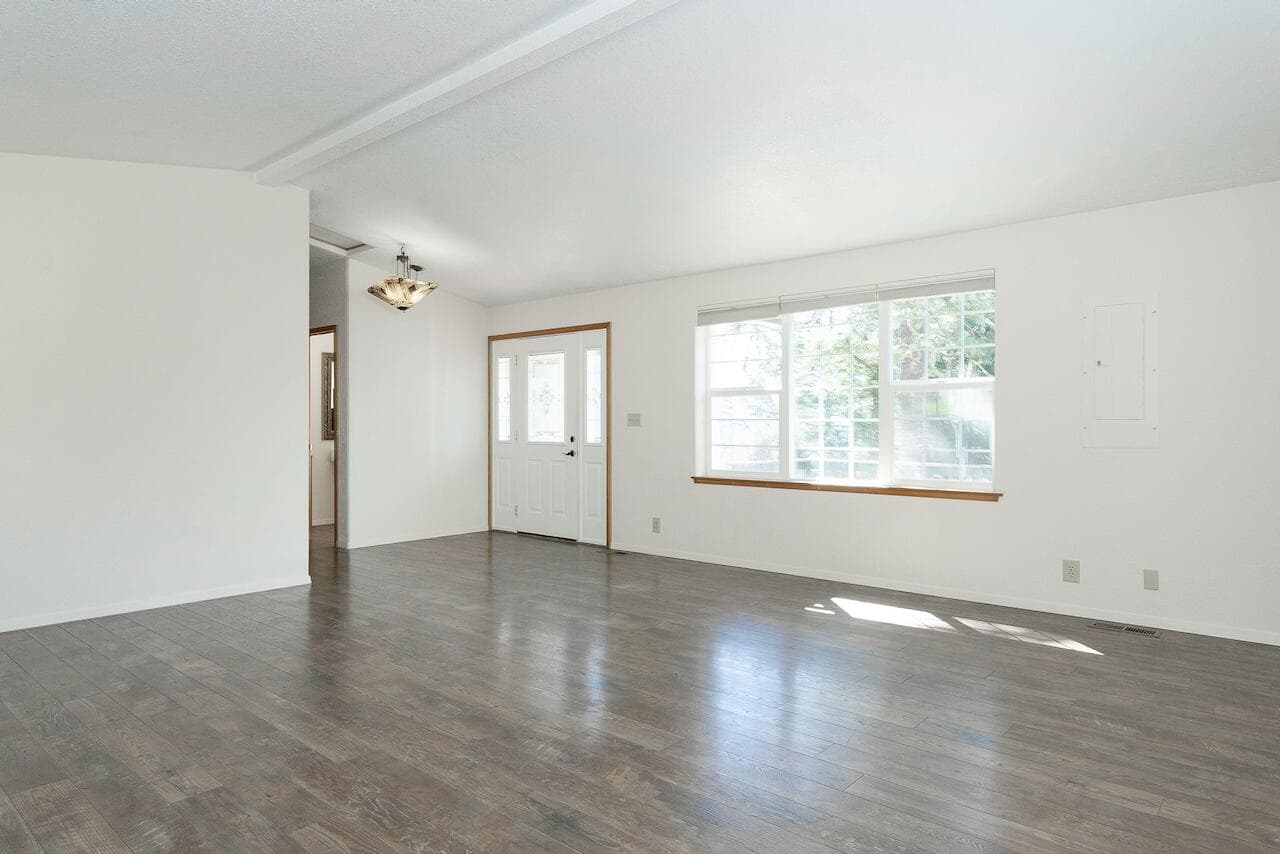 Photo of 300 Colonial 3 of 77