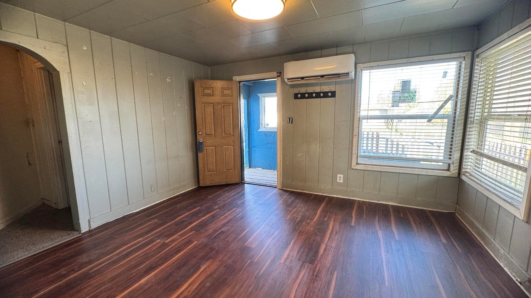 Nice big vinyl windows in living room.