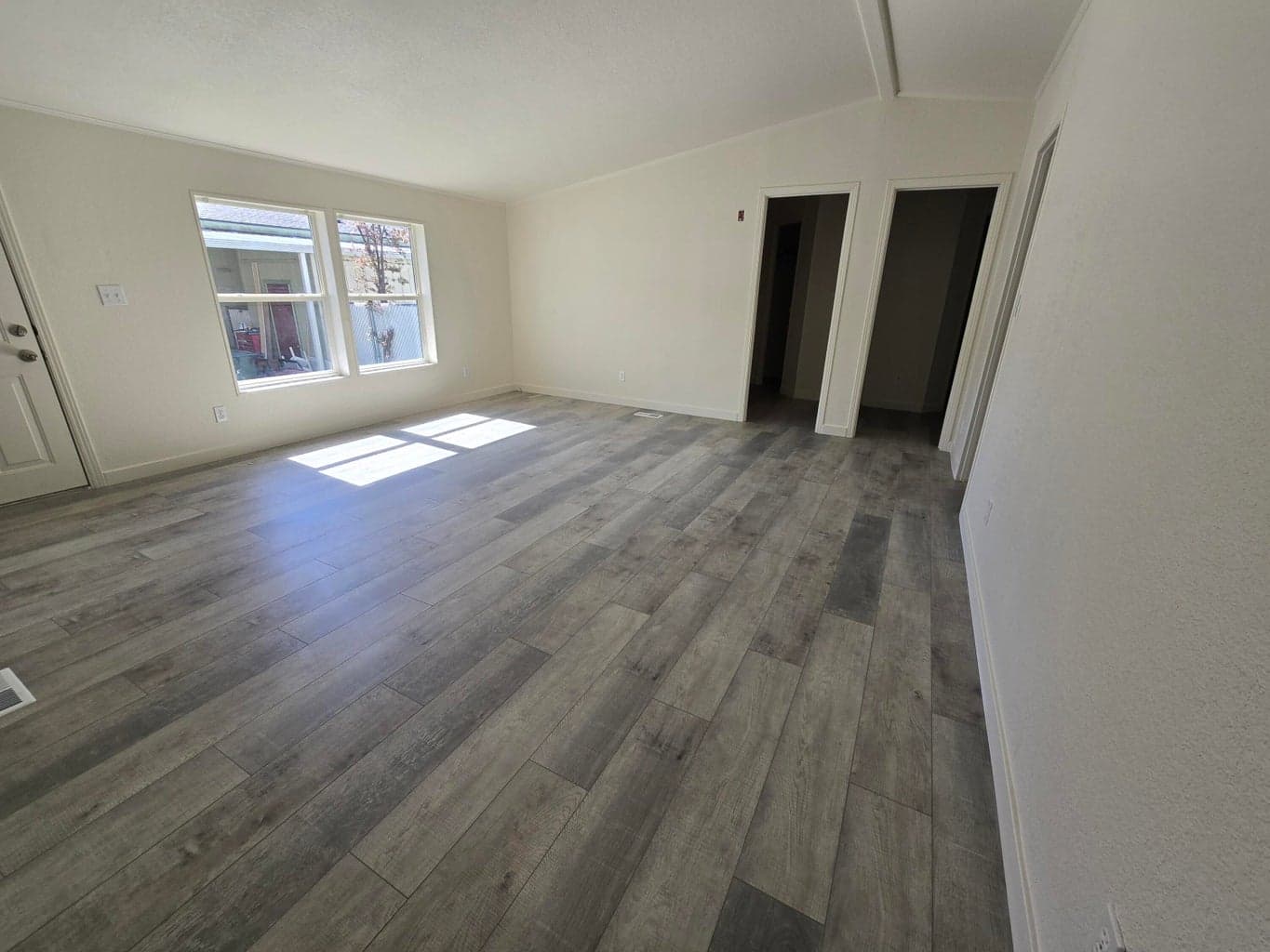Photo of 633 Archwood 5 of 27