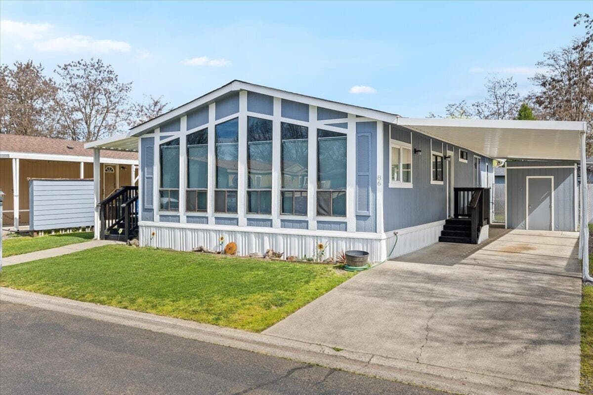 Ready to move in and well located property!