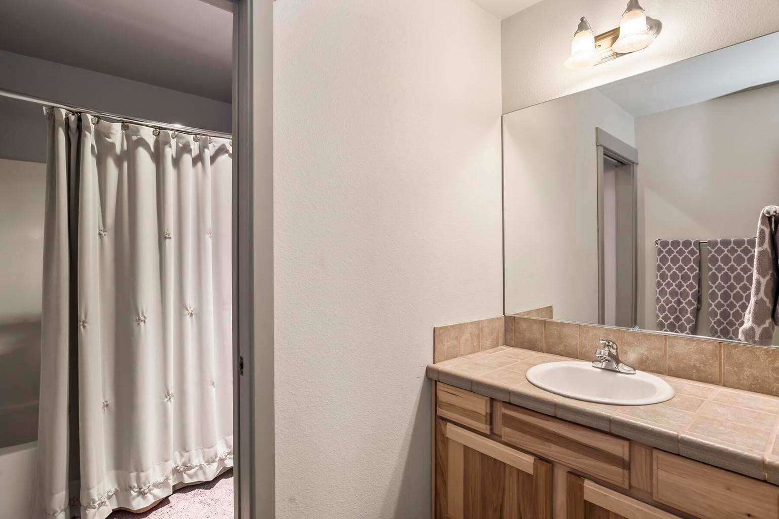 Upstairs Full Bathroom