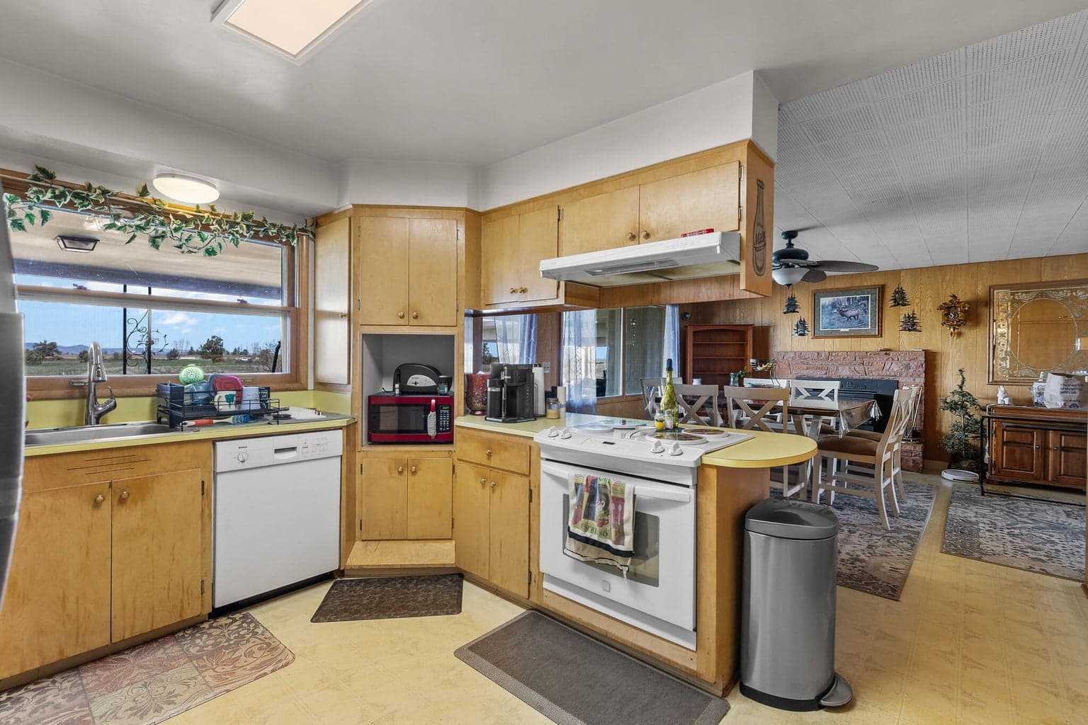 Photo of 2250 Elm 5 of 43