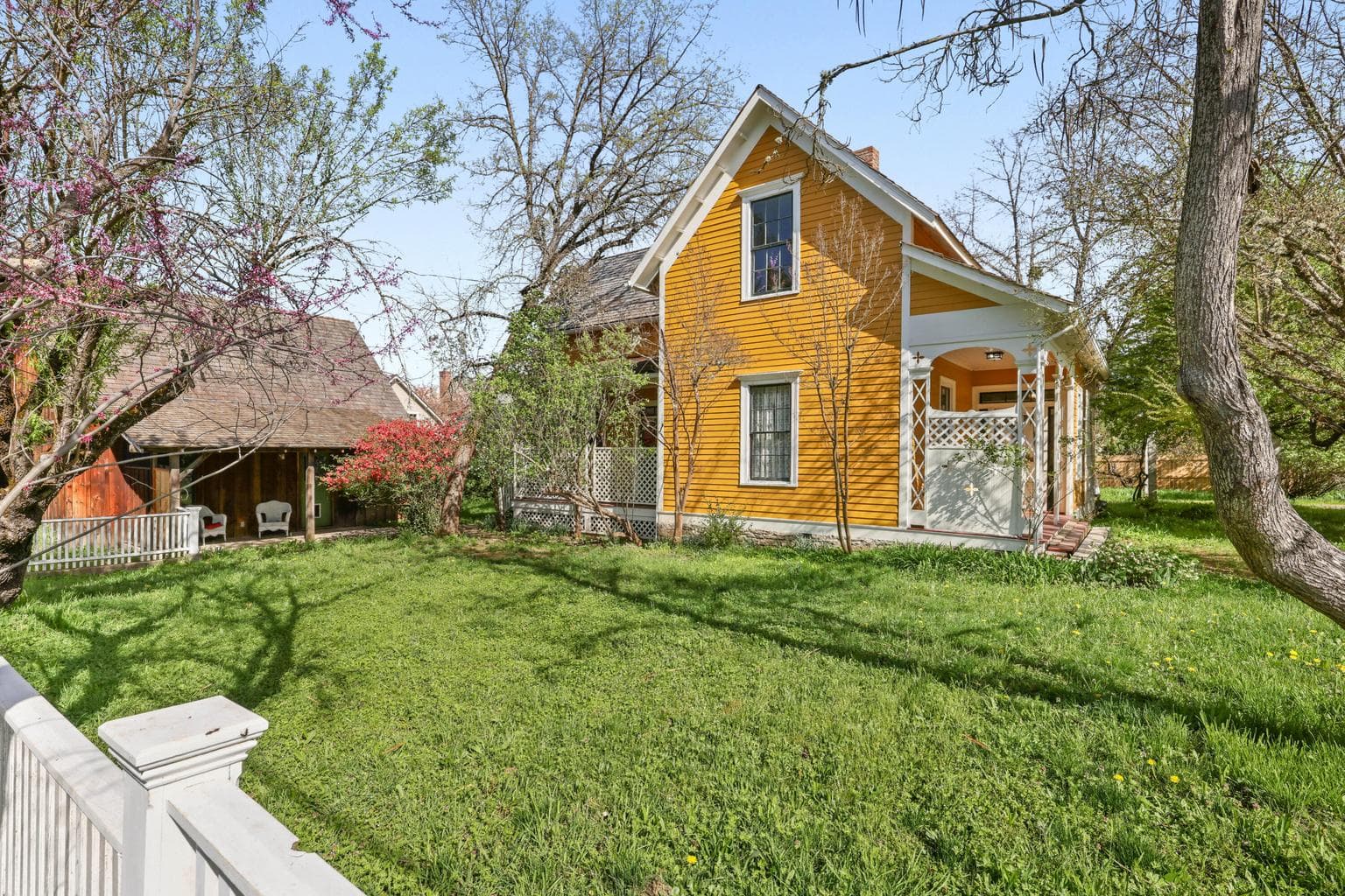 Photo of 220 8th 2 of 36