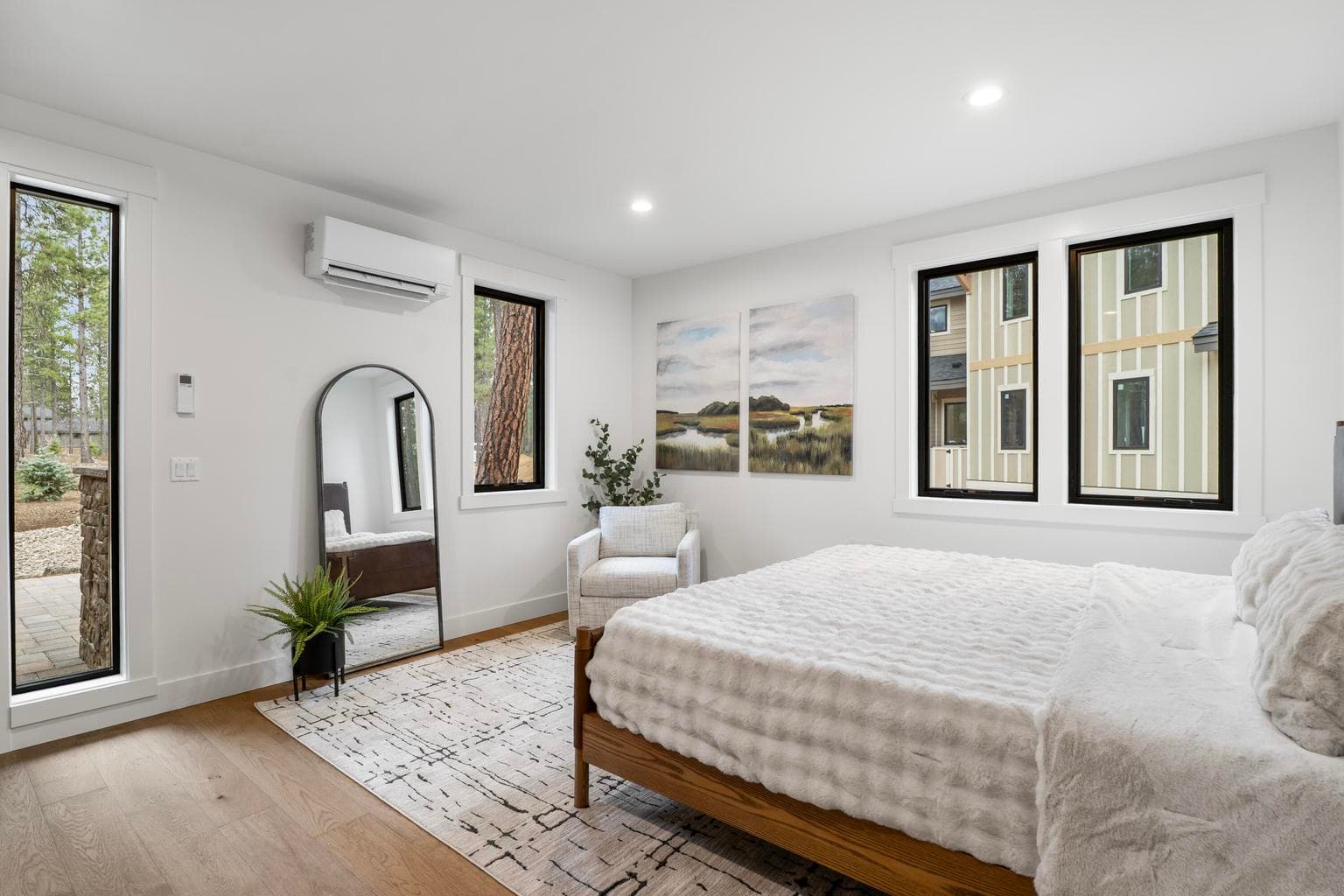 En-Suite with kitchenette, lock-off capability and separate entrance