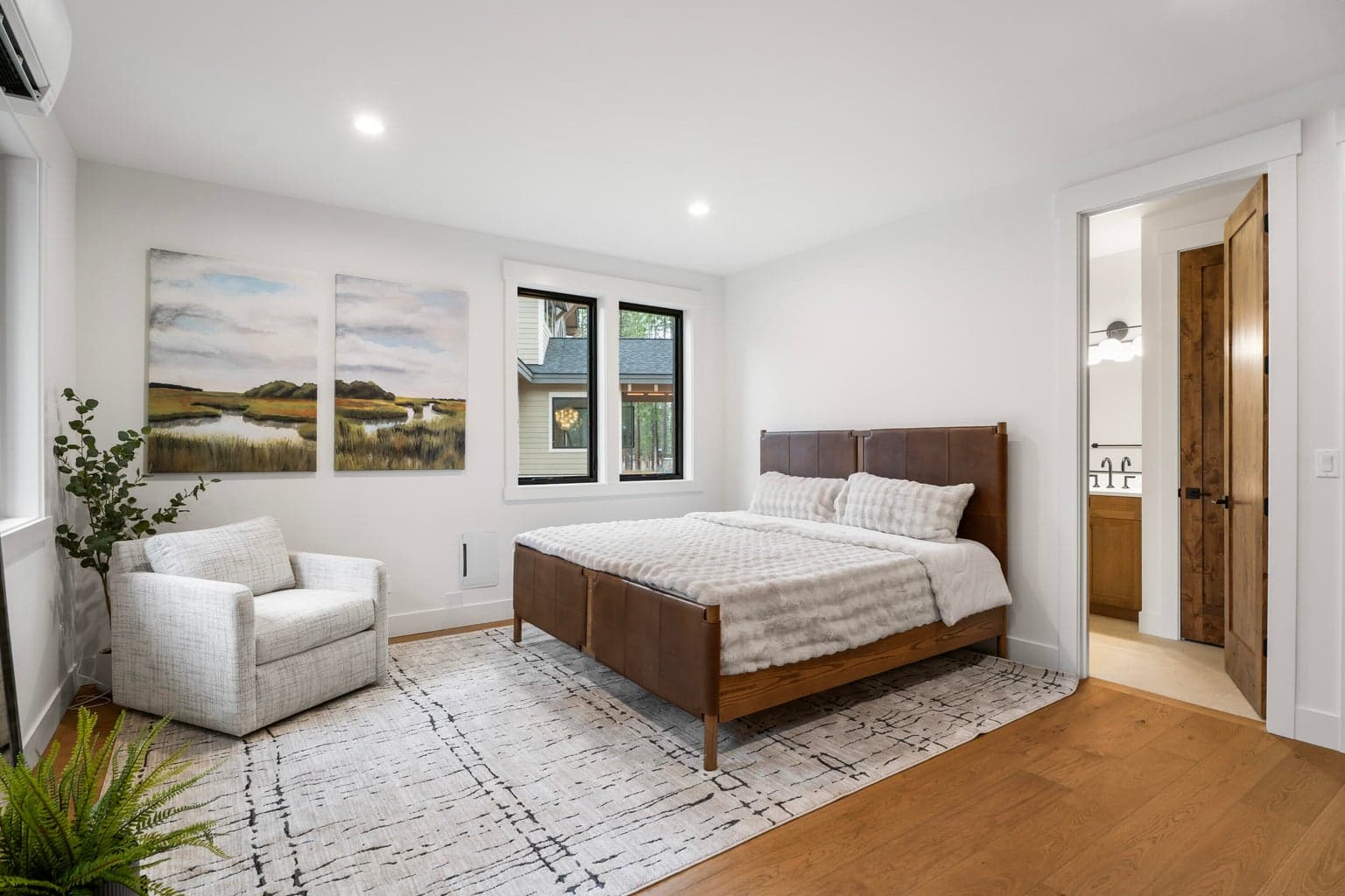 En-Suite with kitchenette, lock-off capability and separate entrance
