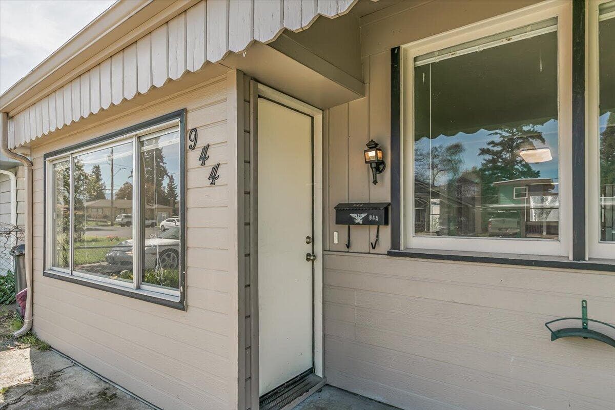 Photo of 944 Ivy 5 of 31