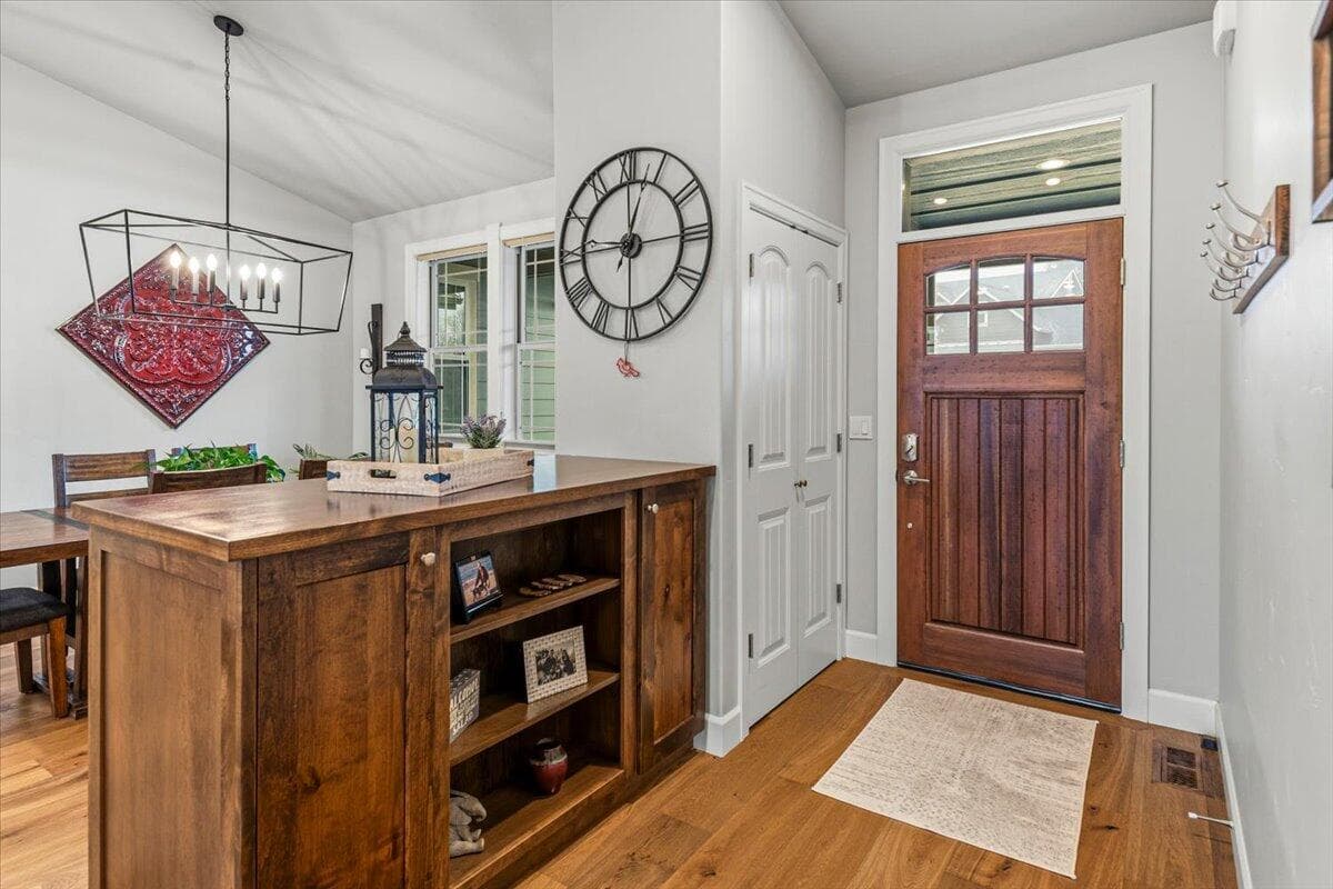 Entry w/built-in storage