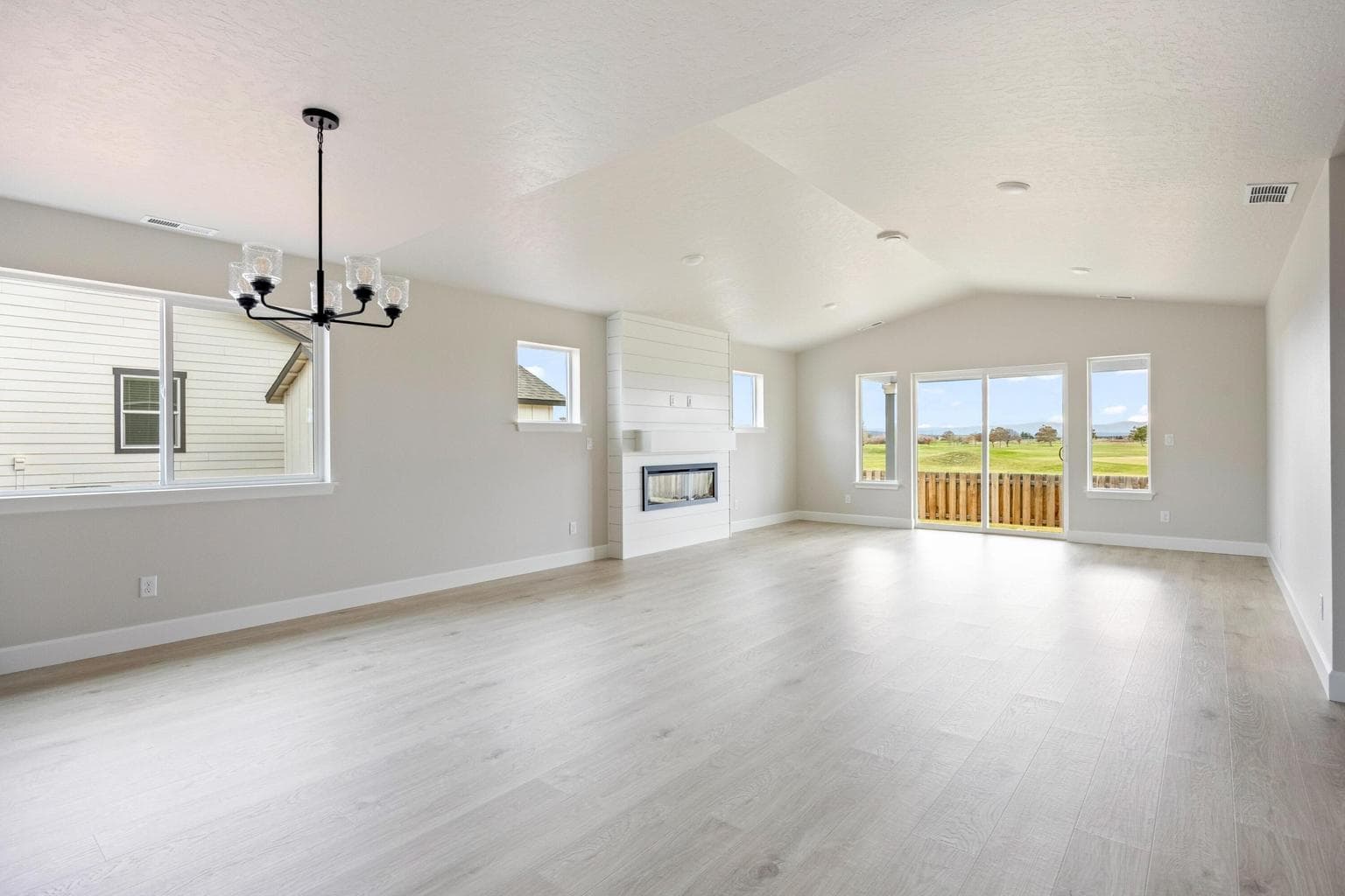 Photo of 1256 NW Fairway Road 7 of 31