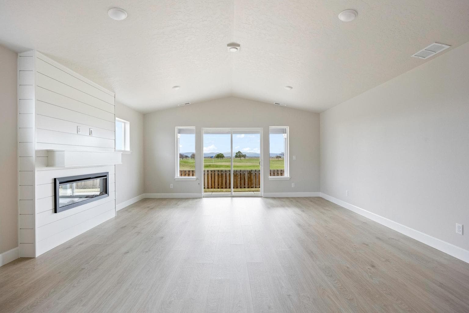 Photo of 1256 NW Fairway Road 9 of 31