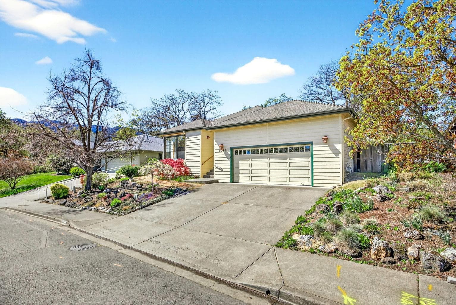 Photo of 1027 Oak Knoll 3 of 49