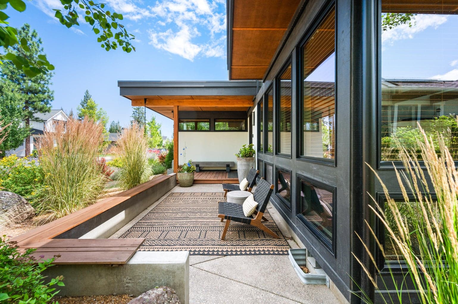Courtyard with built-in benches