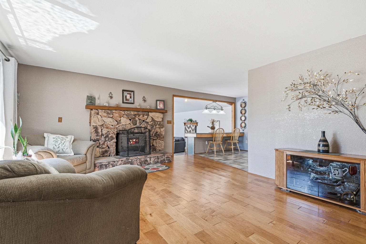 Photo of 912 Mountain View 5 of 47