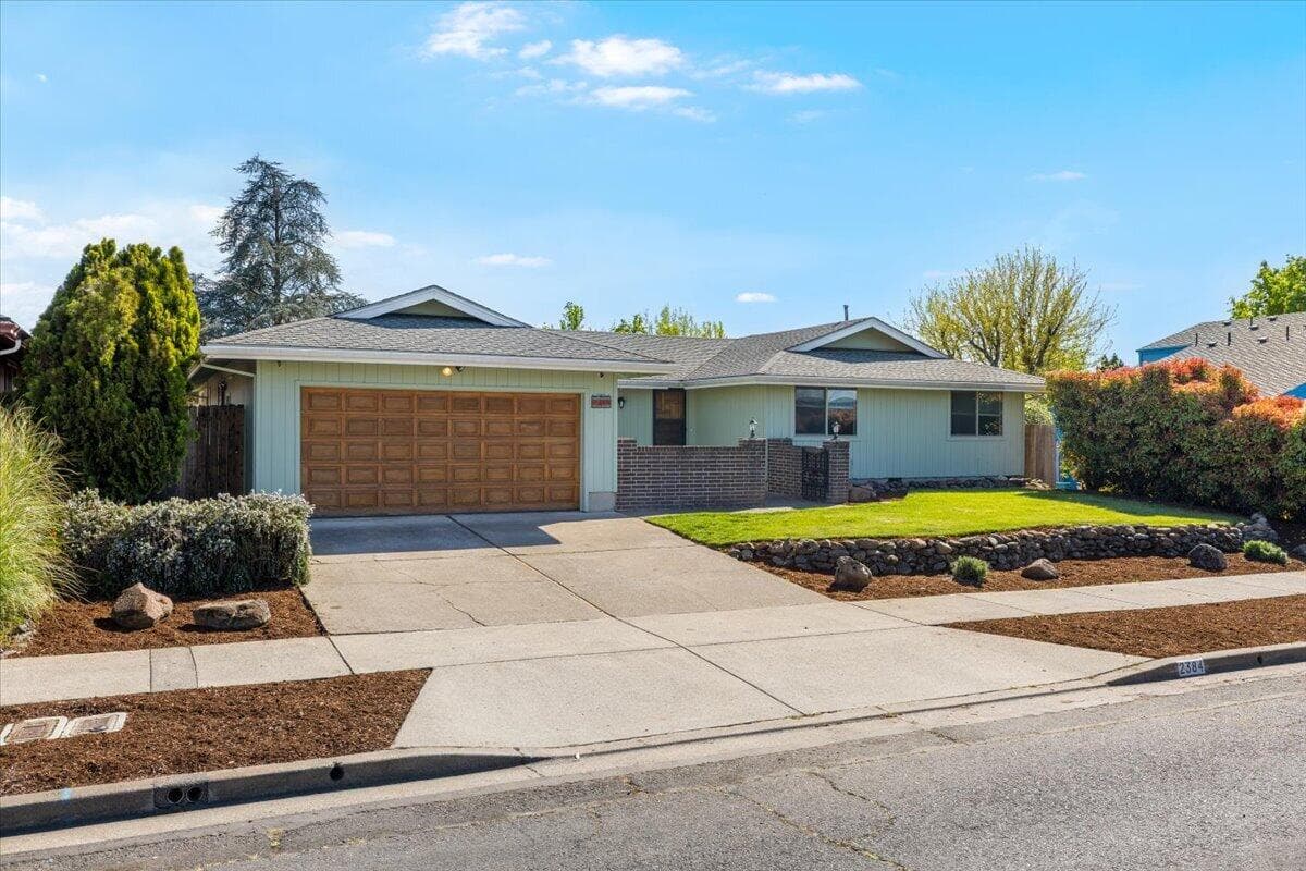 2384 Amaryllis, Medford, 97504