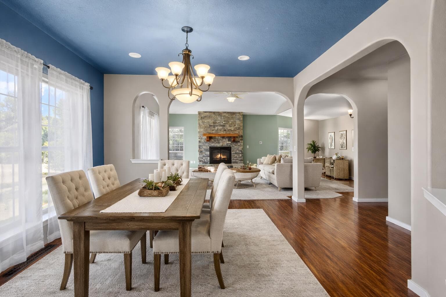 Formal dining room or great room. (VS)