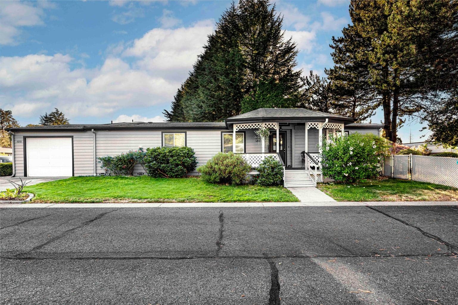 Photo of 1010 Hemlock 2 of 39