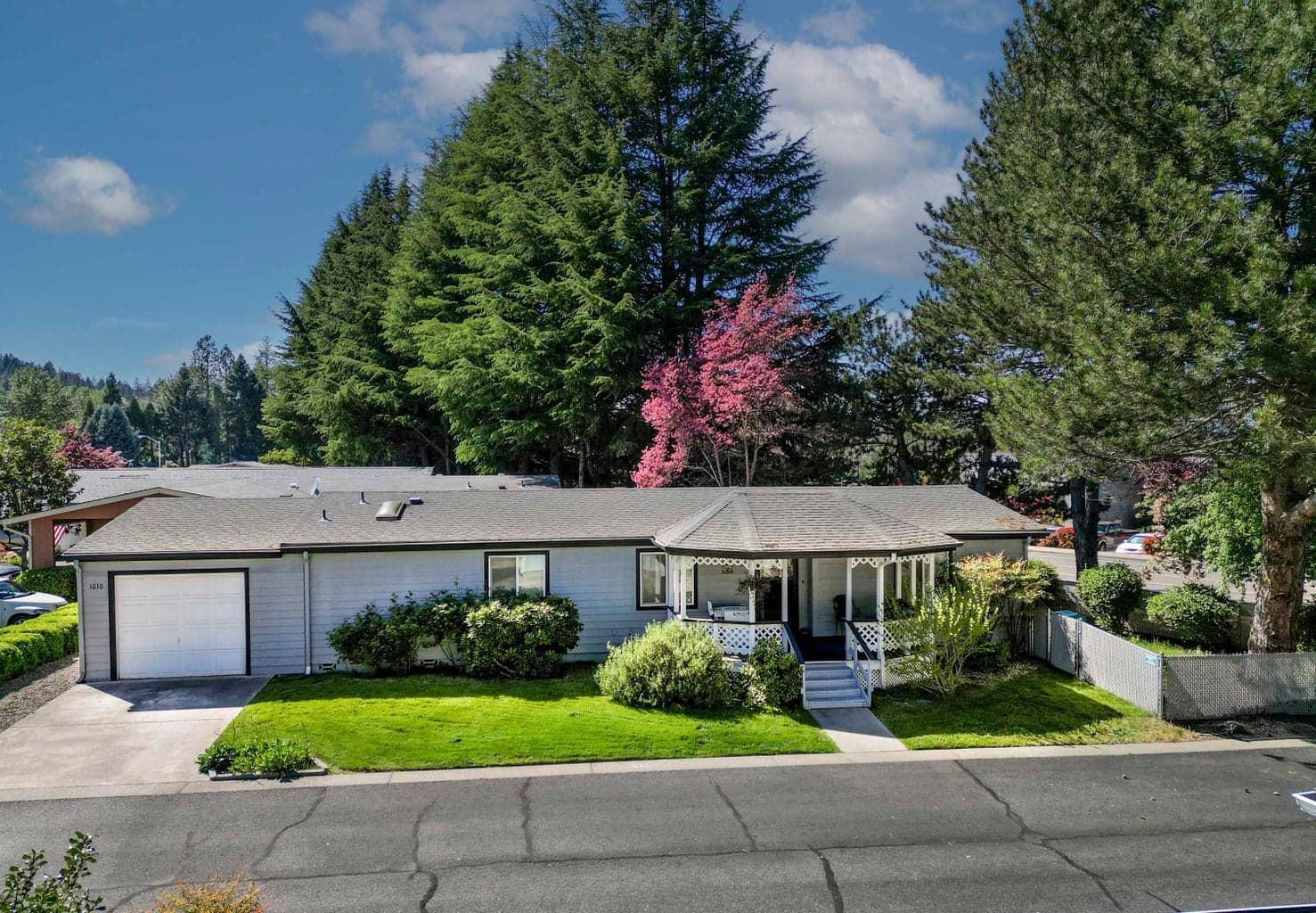 Photo of 1010 Hemlock 1 of 39