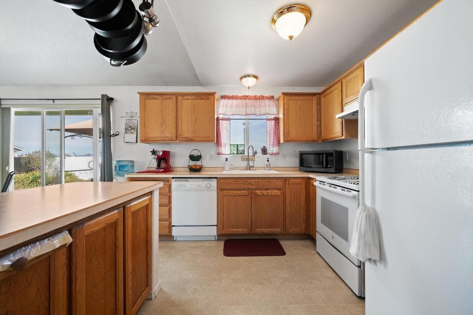 Photo of 1554 NE Larry Court 12 of 28