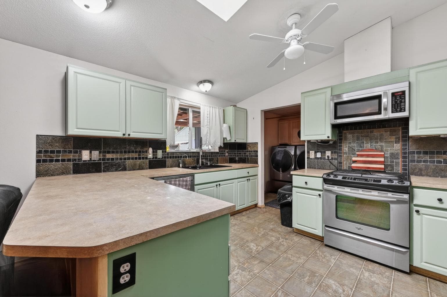 Photo of 15495 Federal Road 12 of 38