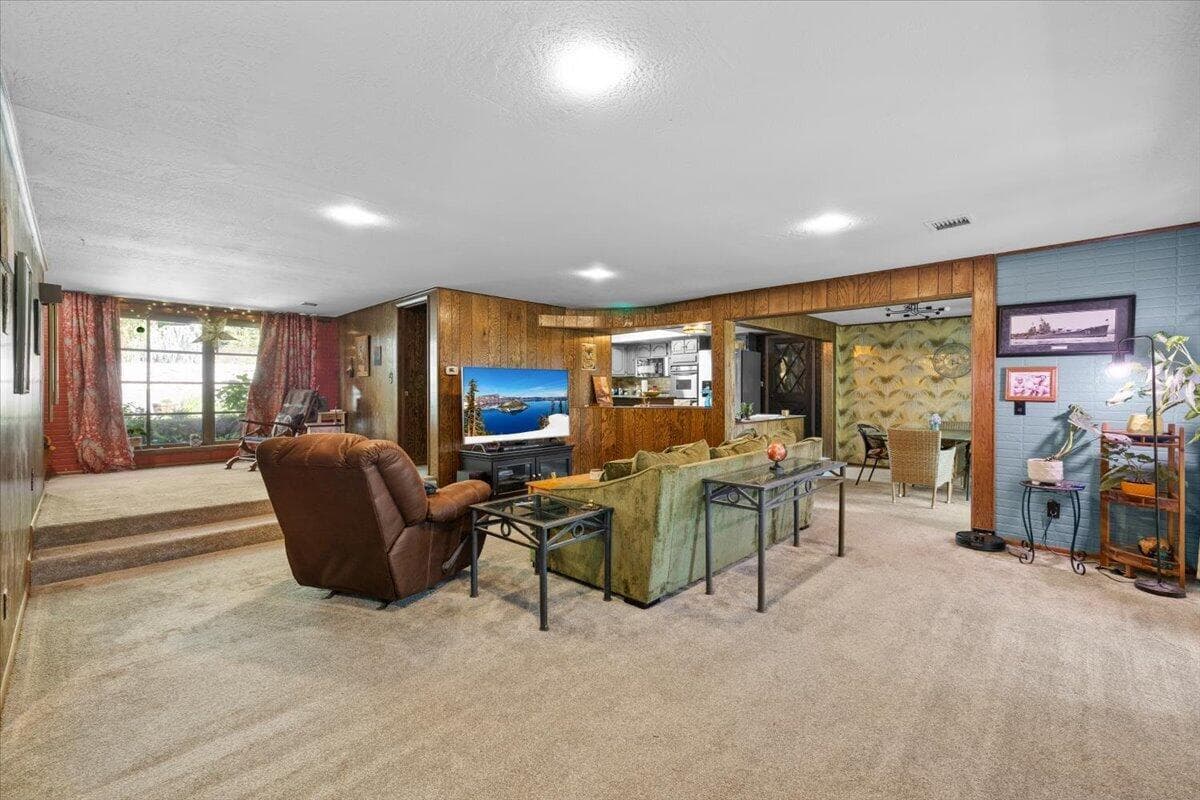 Photo of 1625 Hillcrest 5 of 50