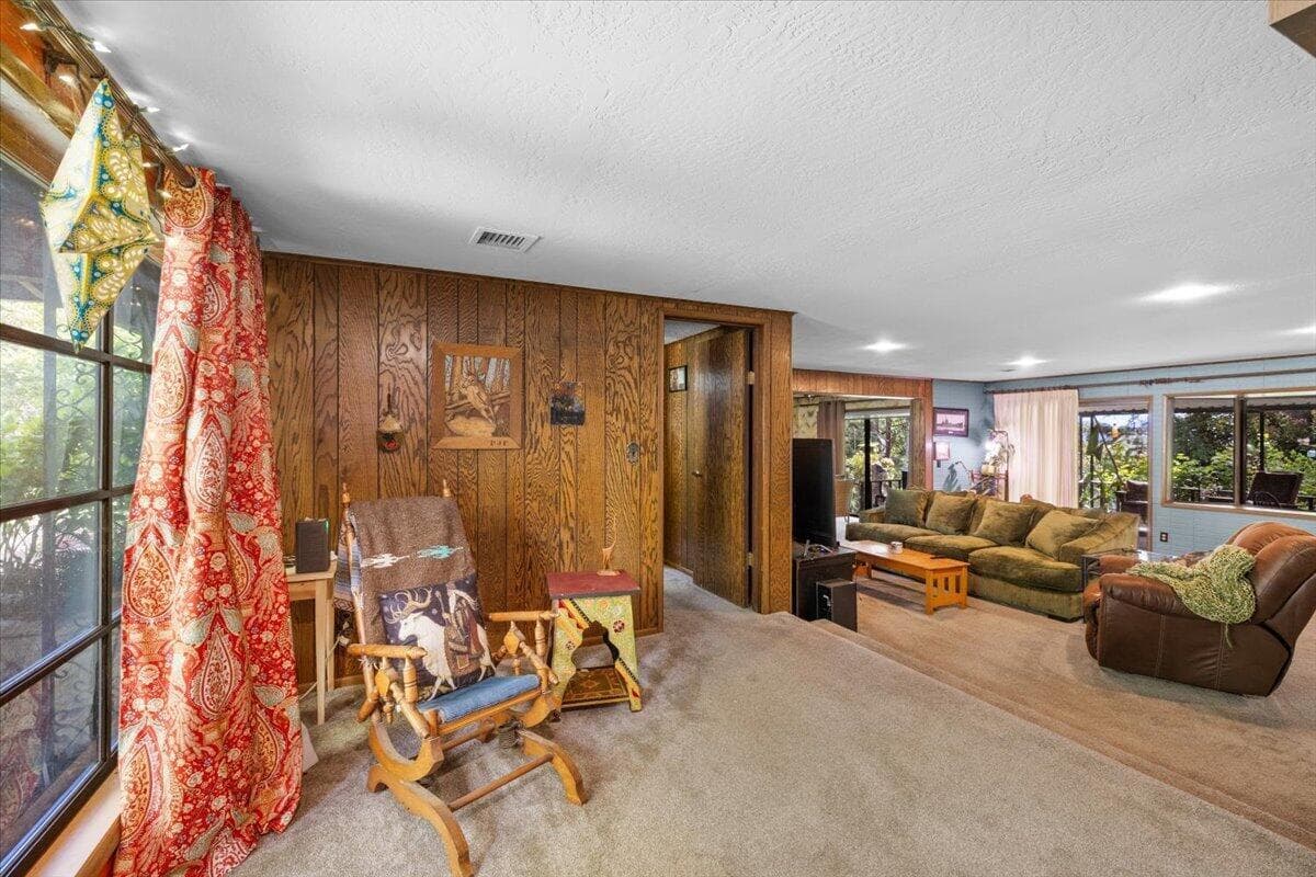 Photo of 1625 Hillcrest 4 of 50