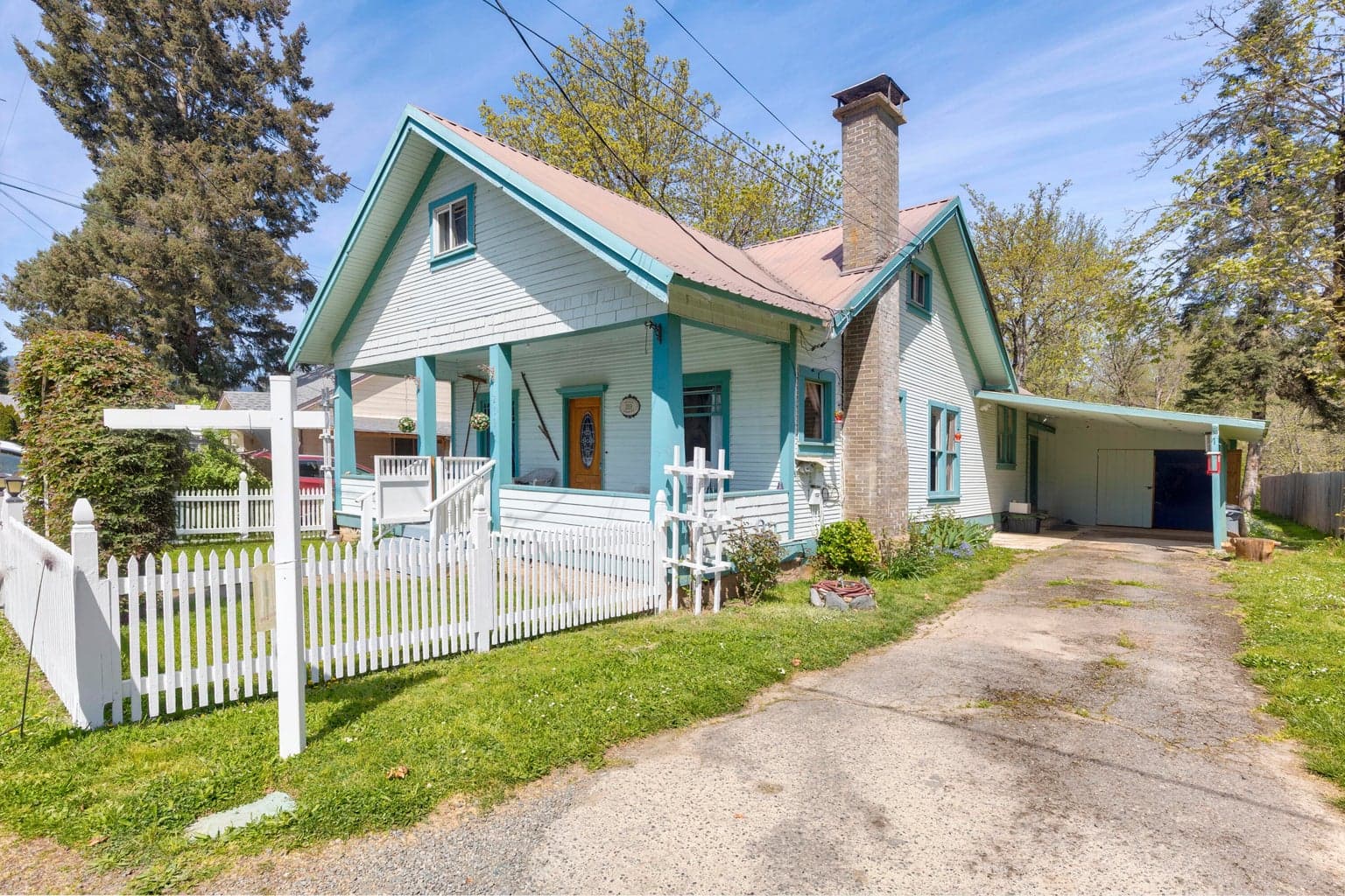 Nice side driveway up to covered patio and single car garage.