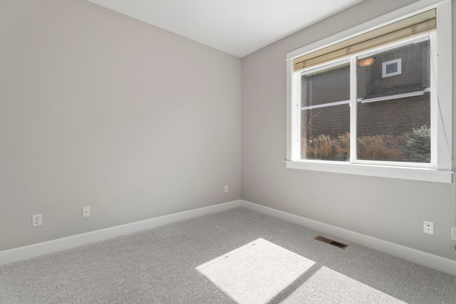 Photo of 61425 Davis Lake Loop 21 of 51