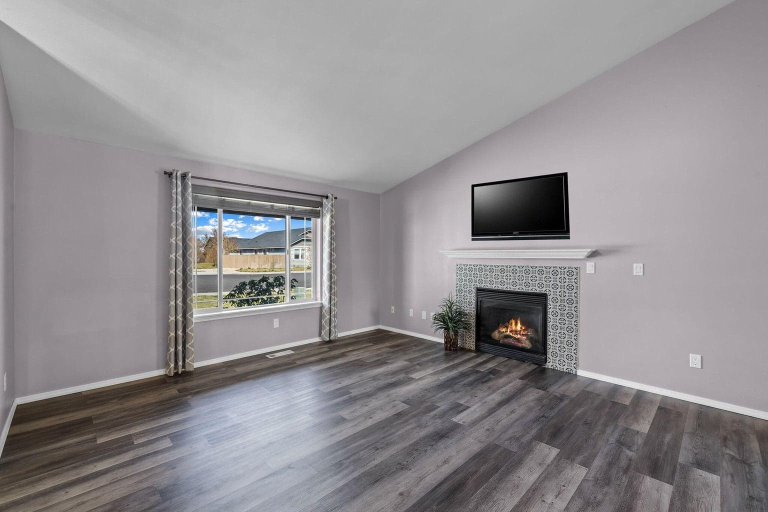 Natural gas fireplace