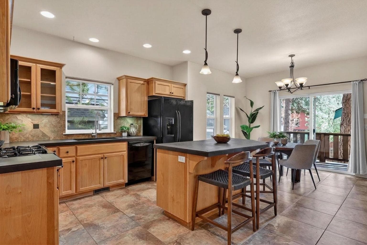 Photo of 1370 NW Mt Washington Drive 8 of 41