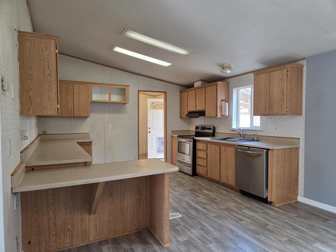 Huge kitched with lots of cabinets and counterspace