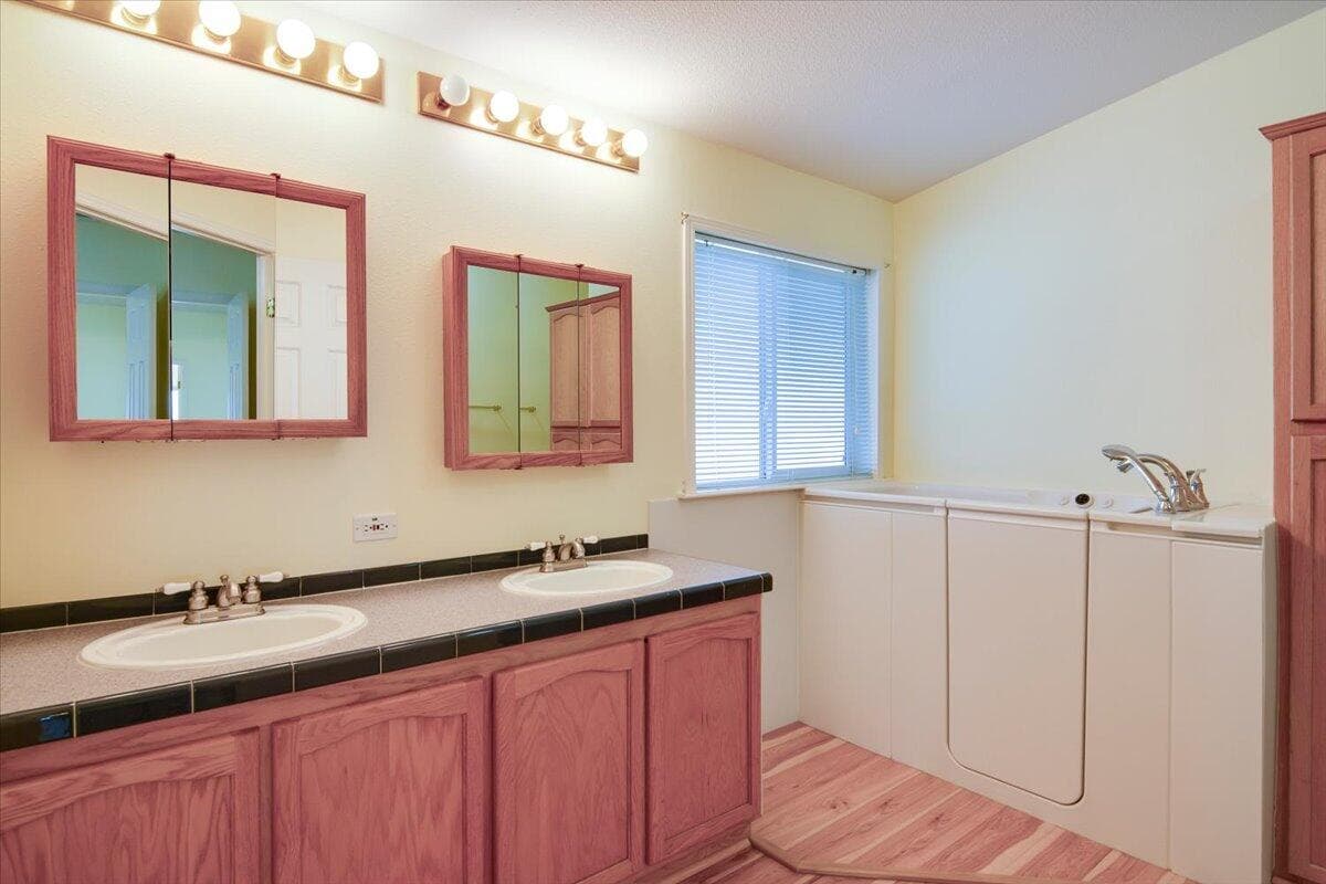 En-suite bath