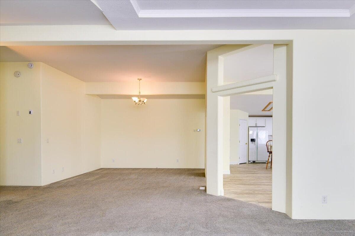 Formal dining room/bonus area