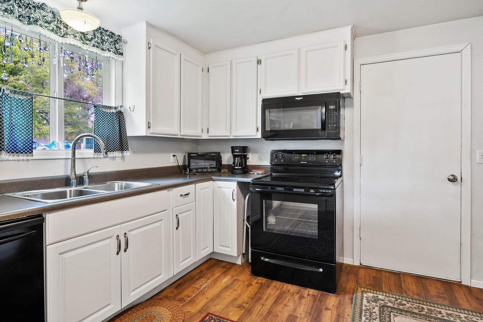 Photo of 3992 NW Xavier Avenue 8 of 16