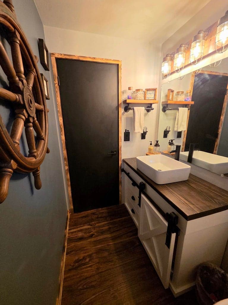 another half-bathroom view.