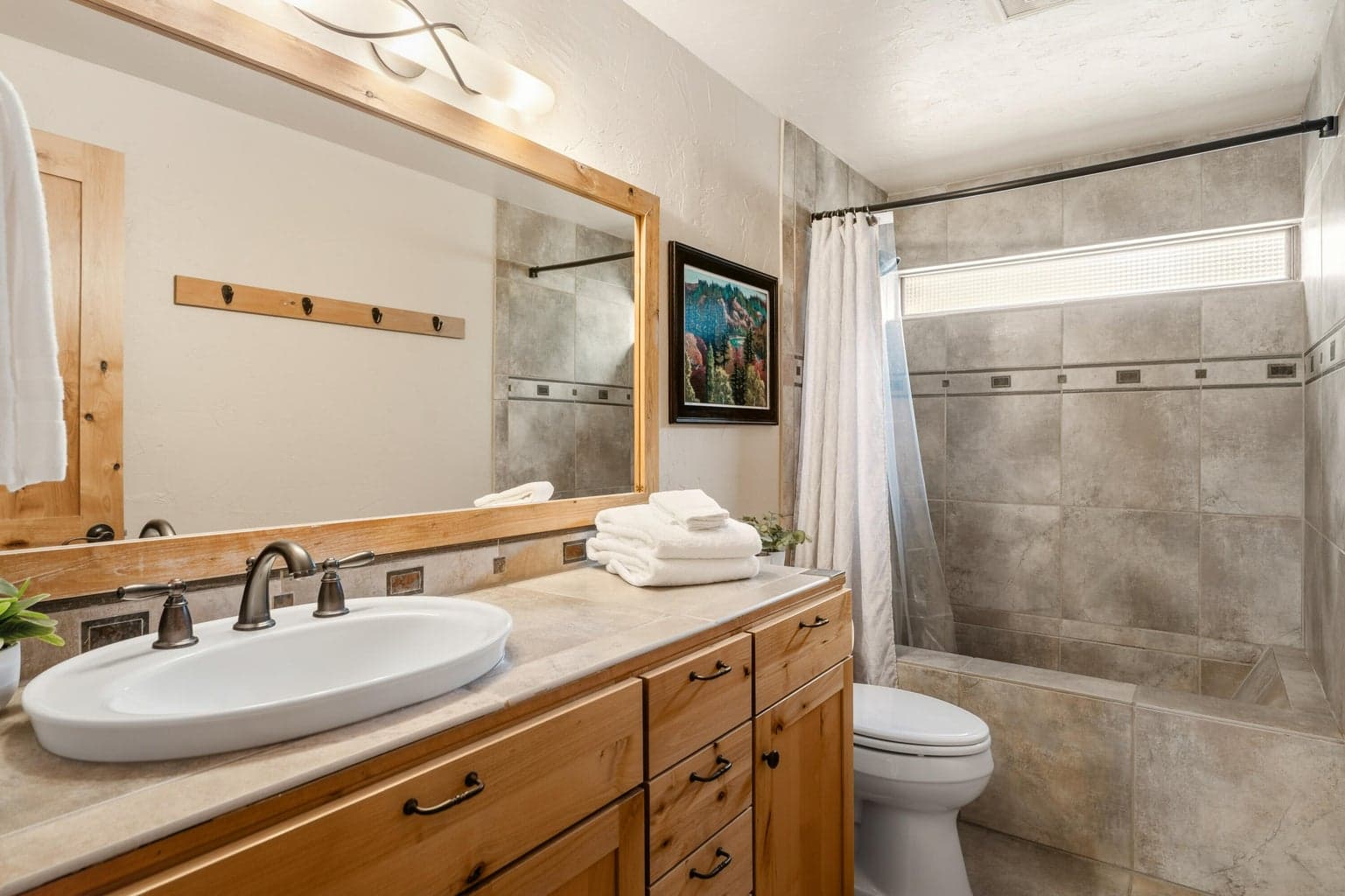Guest bath, tile bath/shower combo