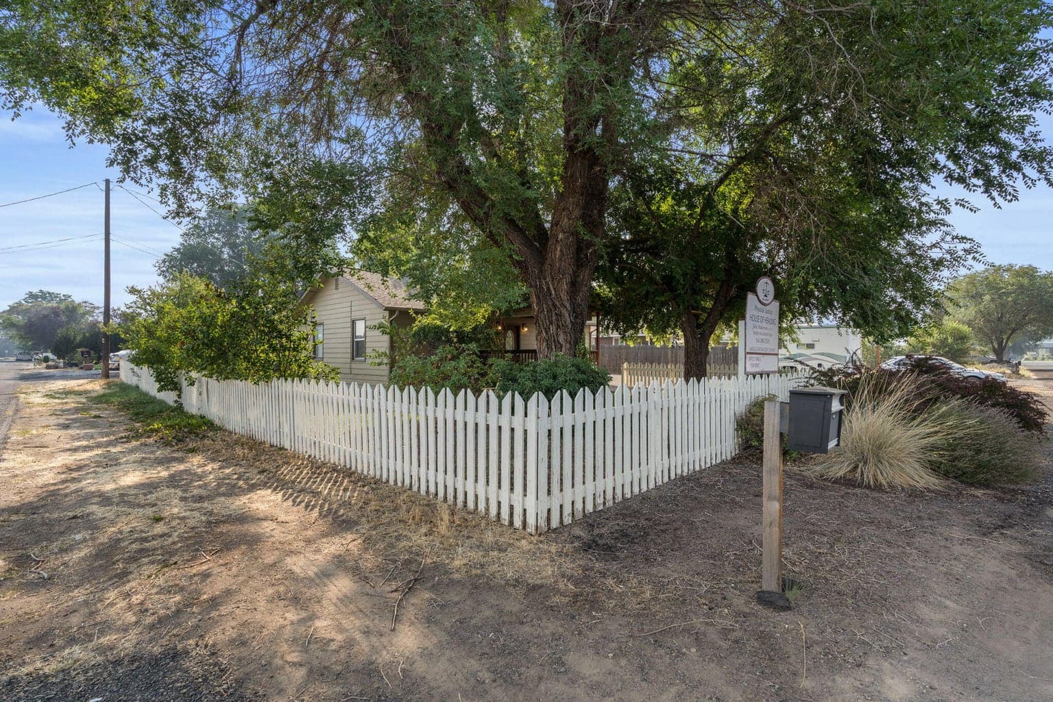Corner lot gives lots of parking options too!